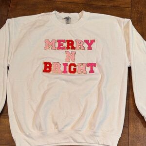 Gildan White Sweatshirt with Pink and Red 'Merry N Bright' Design
